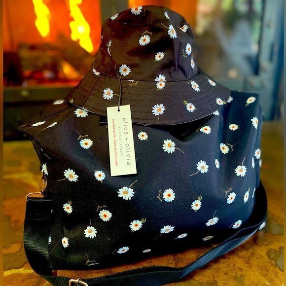 Alice + Olivia Daisy Print Bucket Hat & Duffel Bag Set - Picture 1 of 6